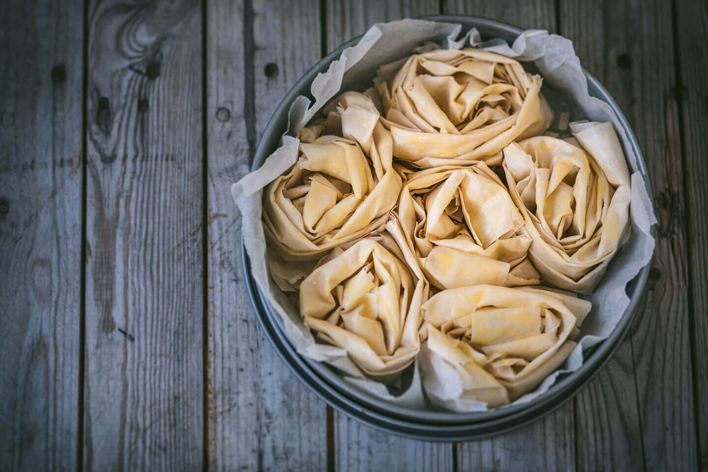 Tina Engel Food Photographer Ruffled Milk Cake Form mit aufgerolltem Filoteig